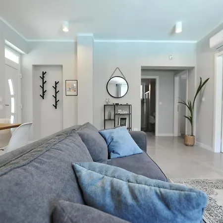 Tony's House In Garden