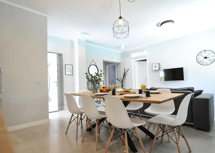 Tony's House In Garden