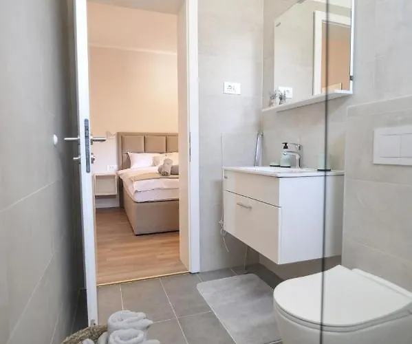 Tony's House In Garden