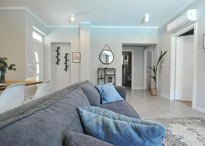 Tony's House In Garden