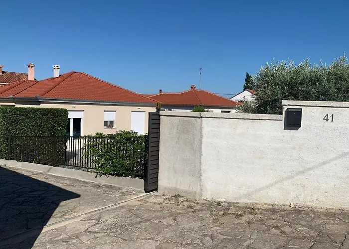 Tony's House In Garden Villa *