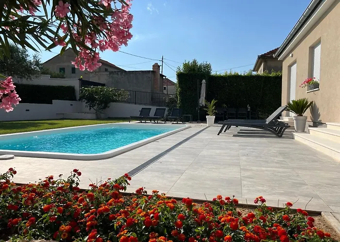 Tony's House In Garden זאדאר